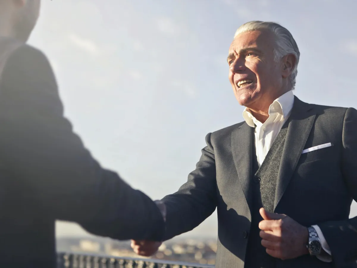 Doi bărbaţi îşi strâng mâna, optimişti - Foto: Pexels/Andrea Piacquadio
