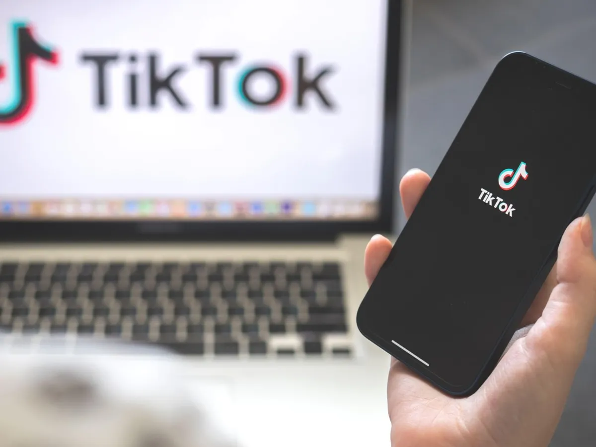 8 din 10 adolescenți intră zilnic pe TikTok. Aproape jumătate nu verifică informațiile prezentate - Foto: Profimedia Images (Imagine cu rol ilustrativ)