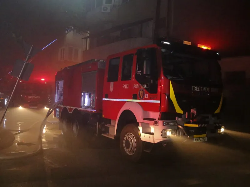 Incendiu la un bloc de locuințe din Craiova. Focul a pornit de la o lumânare uitată aprinsă/FOTO: Facebook/ISU