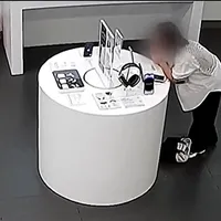 Momentul în care o femeie mușcă un cablu antifurt în încercarea de a fura un iPhone Foto: dailymail.co.uk