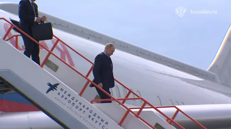 Vladimir Putin, în drum spre Coreea de Nord, însoțit de un ofițer care poartă servieta nucleară - Foto: Profimedia Images