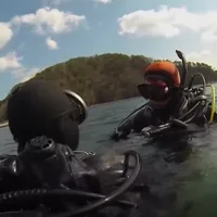 Un bărbat se scufundă săptămânal, de 11 ani, pentru a-și găsi soția înecată Foto: captură Youtube