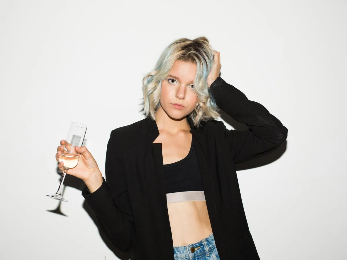 Femeie bea alcool - Foto: Freepik