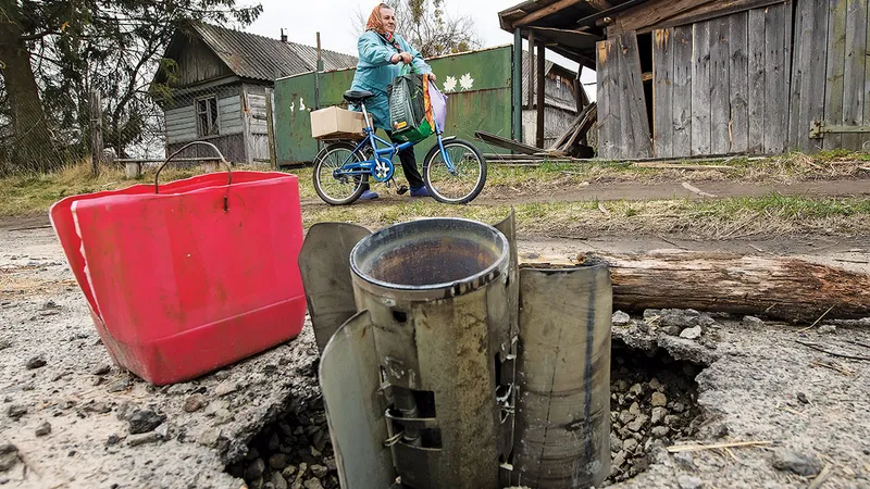 CĂDERE Rămășițele unei rachete rusești căzute pe o stradă din micul sat Kukhari, la 100 km nord-est de Kiev