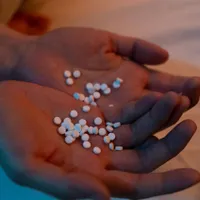 Femeie cu pastile în palme - Pexels/cottonbro studio