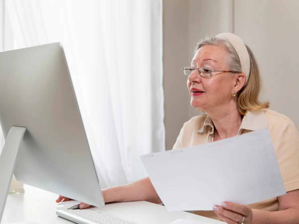 Pensionară cu dosar Foto: Freepik (rol ilustrativ)