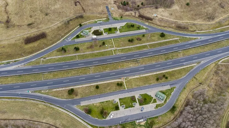 Autostradă cu zone de parcare simetrice în Ungaria - Freepik/CC0
