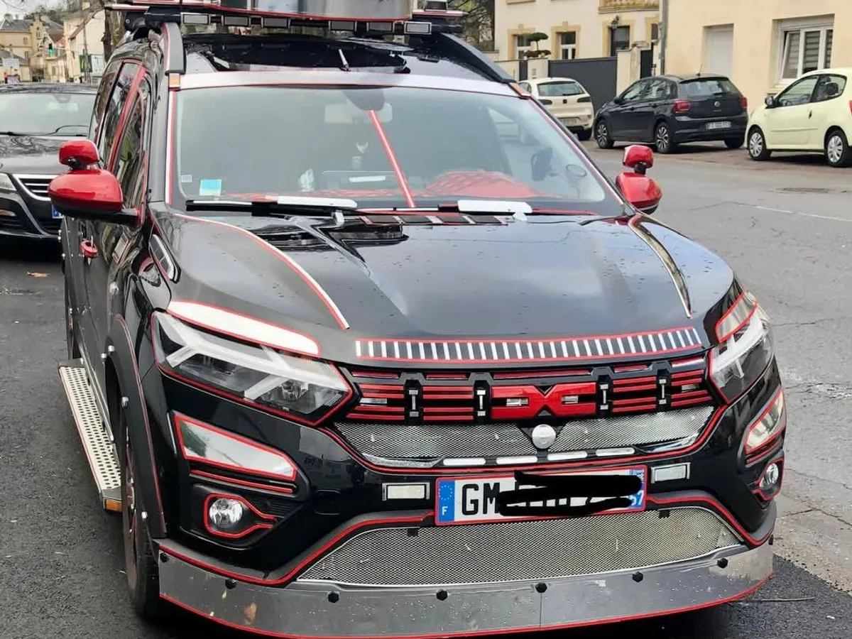„Tuning”: Cum a transformat un șofer din Franța o Dacia Jogger în „culmea kitsch”-ului - Foto: Facebook/Dacia Duster Trails & Technical