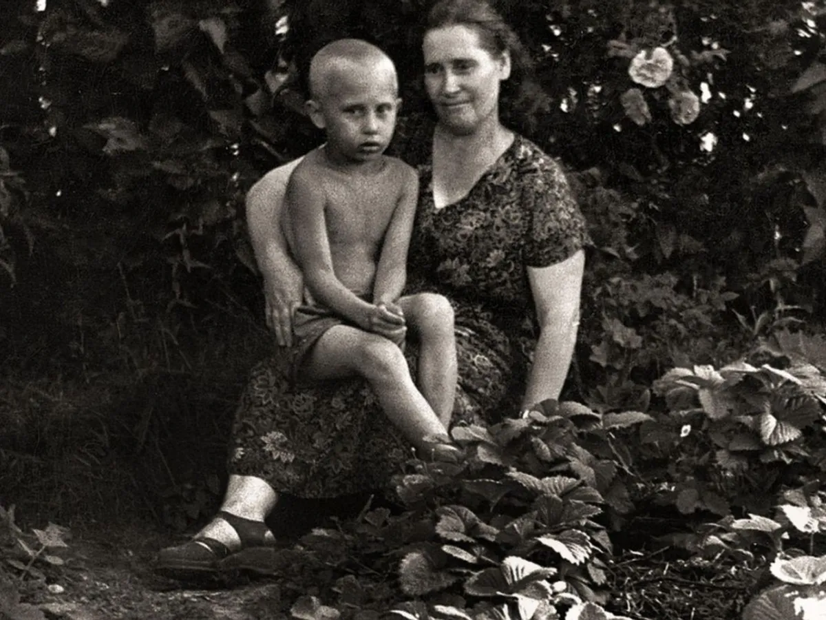 A mințit Putin despre vârsta, părinții și cetățenia lui? Lacunele ciudate din biografia sa