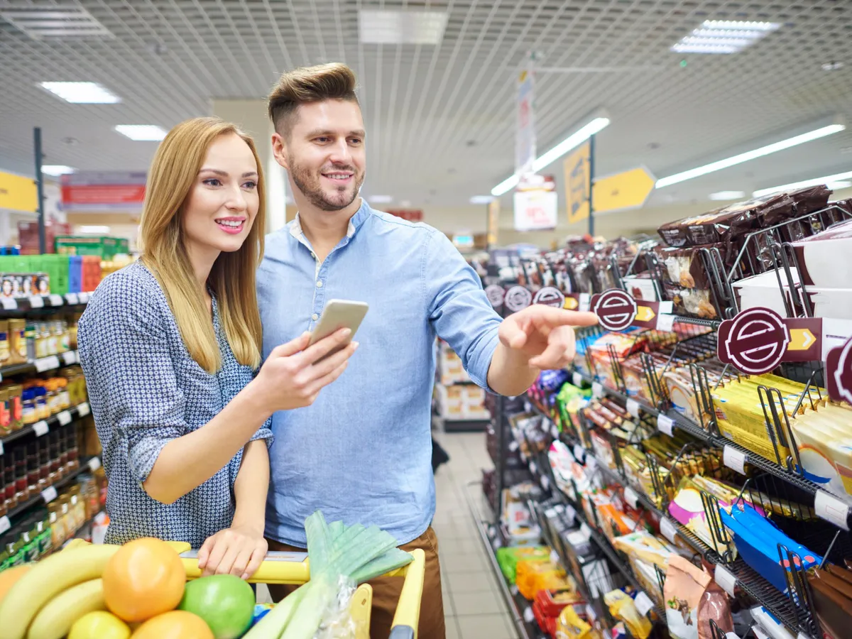 Cuplu la supermarket - Foto: Magnific.com (Imagine cu rol ilustrativ)