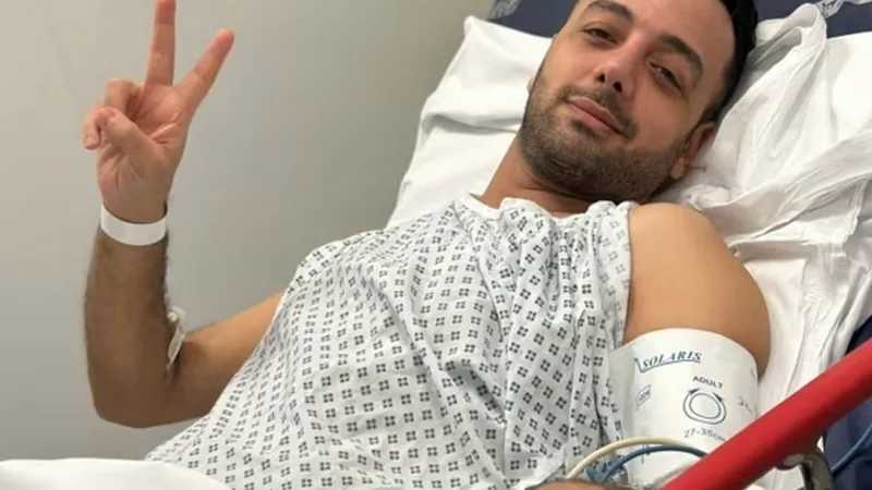 Doi români, inculpați în UK pentru înjunghierea unui jurnalist iranian, arestați în România - Foto: X / The Guardian