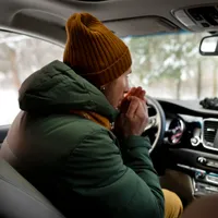 Cum poți opri aburirea parbrizului și geamurilor de la mașină folosind un obiect care costă 3 lei? - Foto: Freeepik