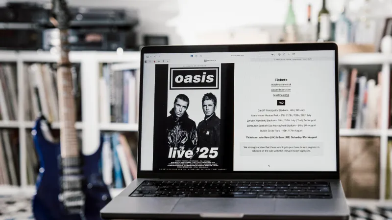 Cum a ajuns o bătrână să plătească 2.700 lire pentru două bilete la concertul trupei Oasis - Foto: Profimedia Images / (imagine cu rol ilustrativ)