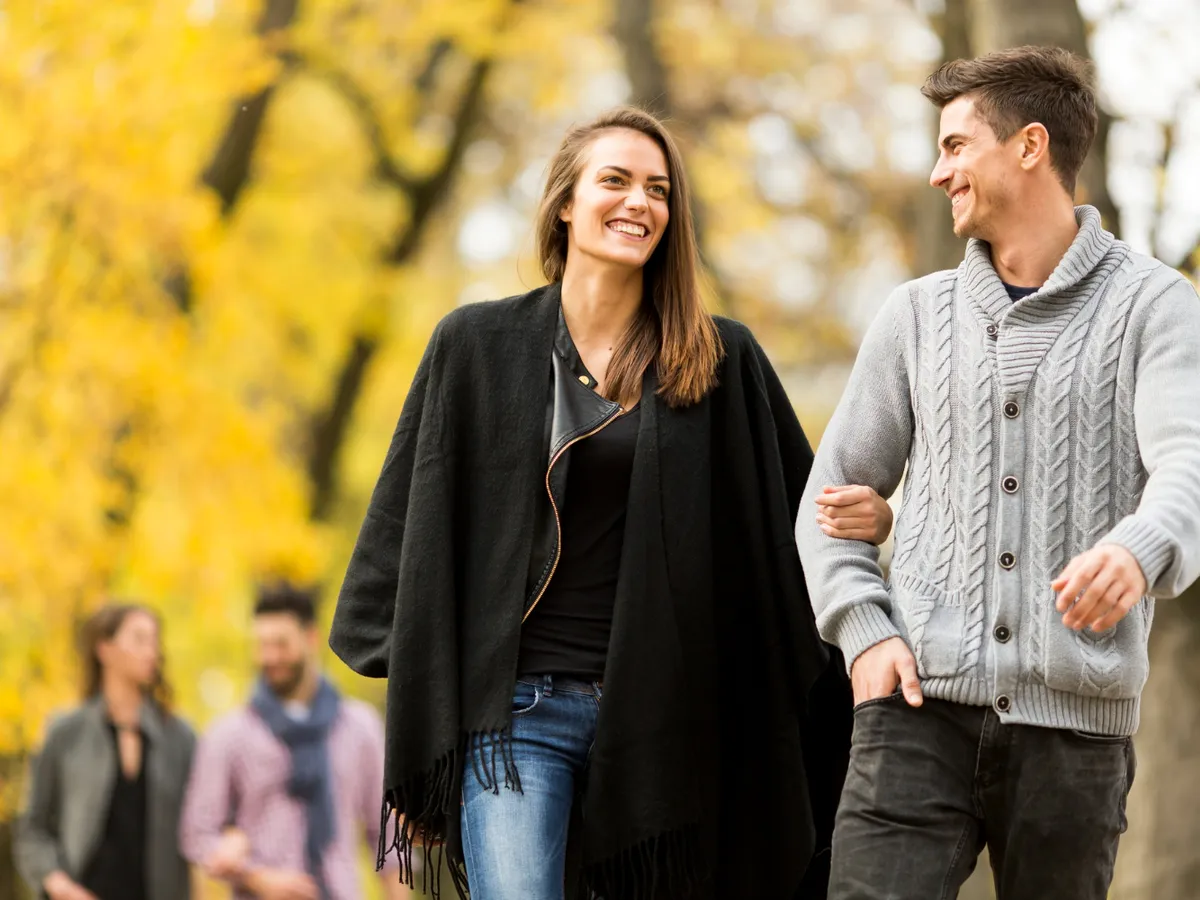 Cuplu care se plimbă - Foto: Freepik (rol ilustrativ)