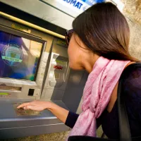 Femeie la bancomat - Foto: Profimedia