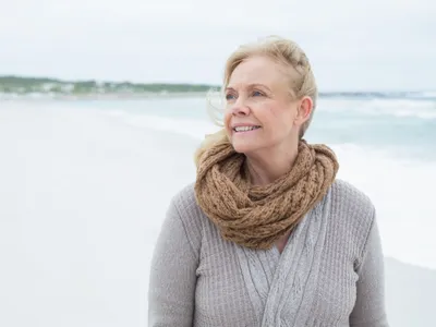 Pensionară la pensie pe malul mării - Foto: Freepik