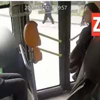 Criză de gelozie într-un autobuz, după un flirt între doi tineri necunoscuţi. S-a ajuns la cuțite - Foto: Ziarul de Iași