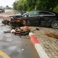 O limuzină a „zburat” peste un sens giratoriu din Năvodari. Motorul i-a sărit pe trotuar. / Foto: Info Trafic 24, Facebook