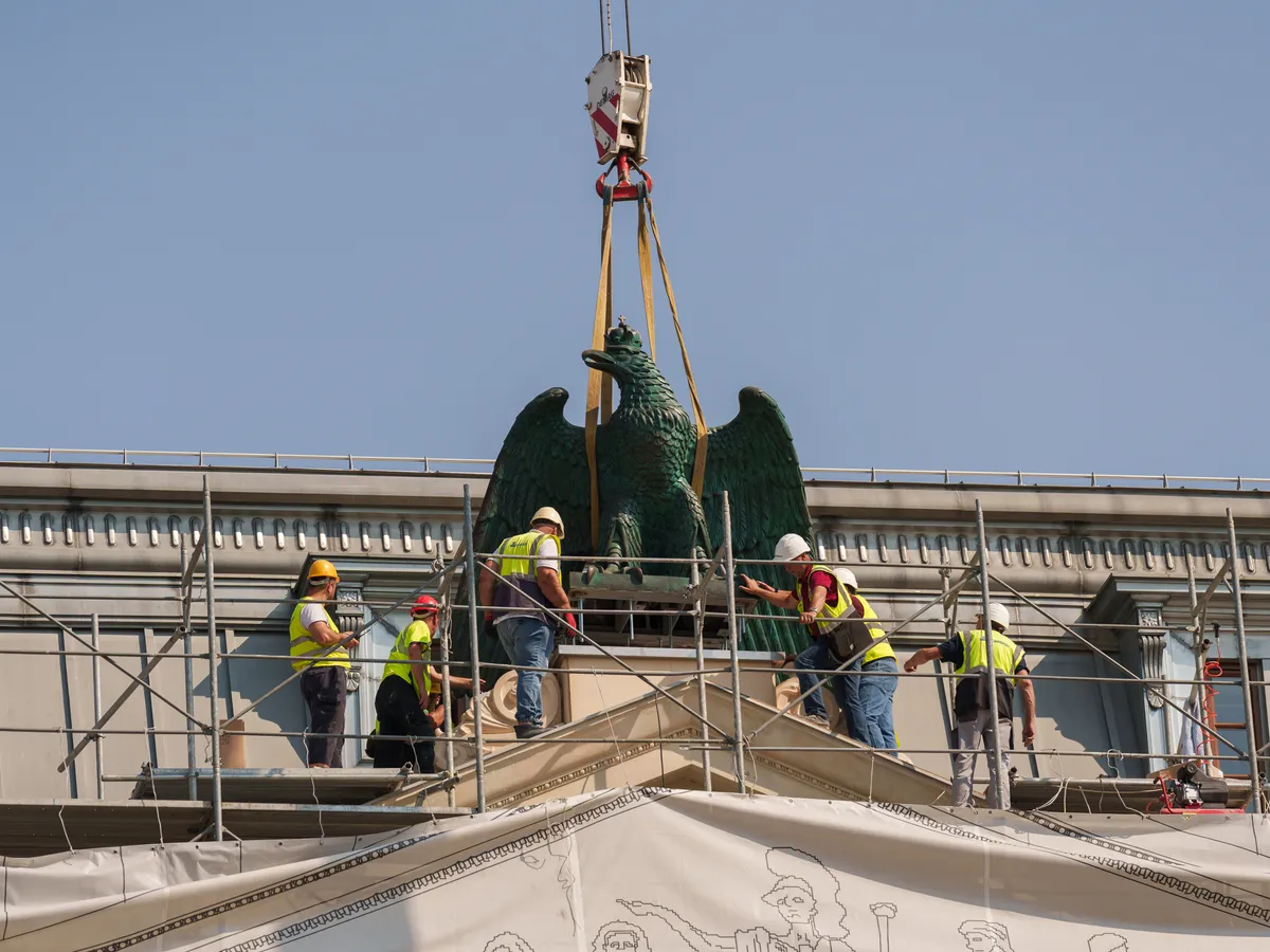 Universitatea din București a reamplasat sâmbătă, 8 august 2026, vulturul și cei doi grifoni - Foto: Arhiva