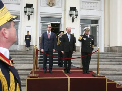 Generali conduși de Mihai Stănișoară sunt acuzați că l-au ajutat pe Traian Băsescu să fie reales președinte - Foto: MApN