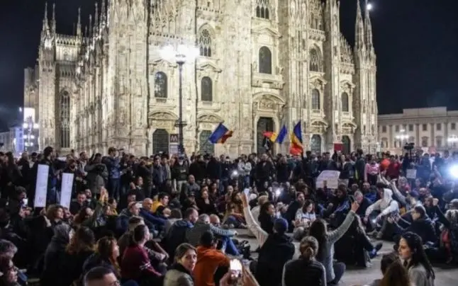 La protestele din Milano au fost și anti-vacciniști care au fluturat steagurile României. FOTO: gazetaromaneasca,it