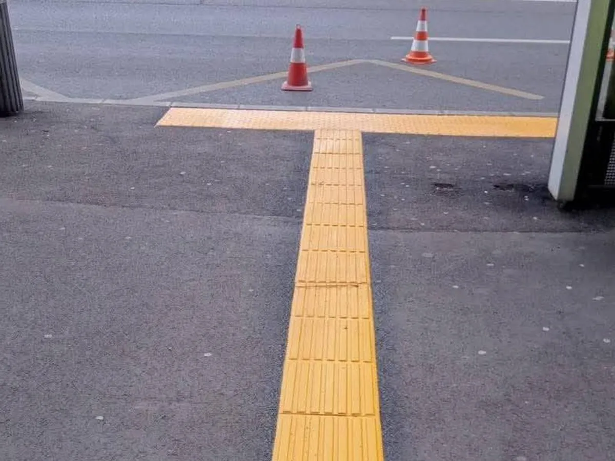 Primăria Municipiului București, prin Administrația Străzilor, a instalat marcaje tactile pentru nevăzători pe trotuarele bulervardului Lascăr Catagiu - Foto: Facebook / Administrația Străzilor