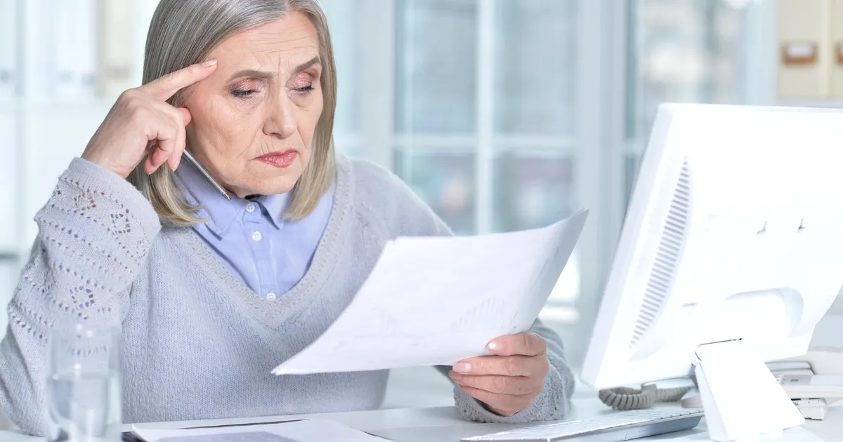 Sute de mii de pensionari pot pierde 2.300 lei la pensie. Legea ce interzice cumulul pensie