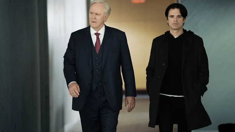 John Lithgow și Sebastian Stan în noul film (C)Apple TV+ : Sharper (2023) Foto: profimediaimages.ro