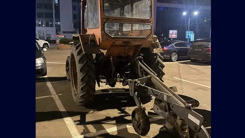 Cu tractorul cu plug, beți și fără permis au parcat la mall  Foto: Facebook