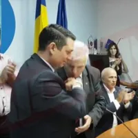 În 2016, când Bogdan Toader a preluat șefia CJ Prahova, un consilier PSD i-a pupat mâna Foto: Captură video