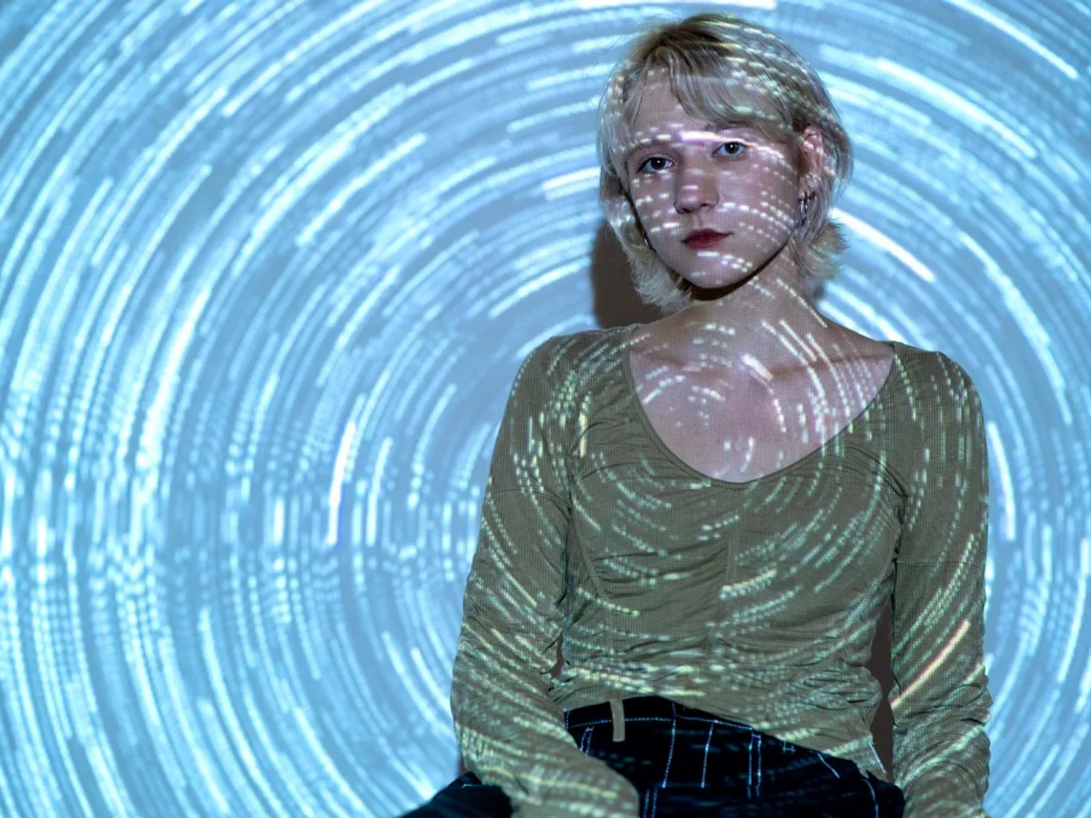 O iluzie optică uluitoare îți păcălește creierul să vadă imagini alb-negru în culori vii. De ce?