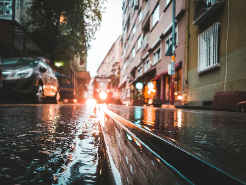 Carosabil ud, la limita inundaţiei, pe ploaie densă - Foto: Pexels/Burak The Weekender