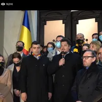 Printscreen din conferința de presă de duminică seară a AUR. Aproape nimeni nu poartă mască de protecție. Sursa: Video Facebook AUR