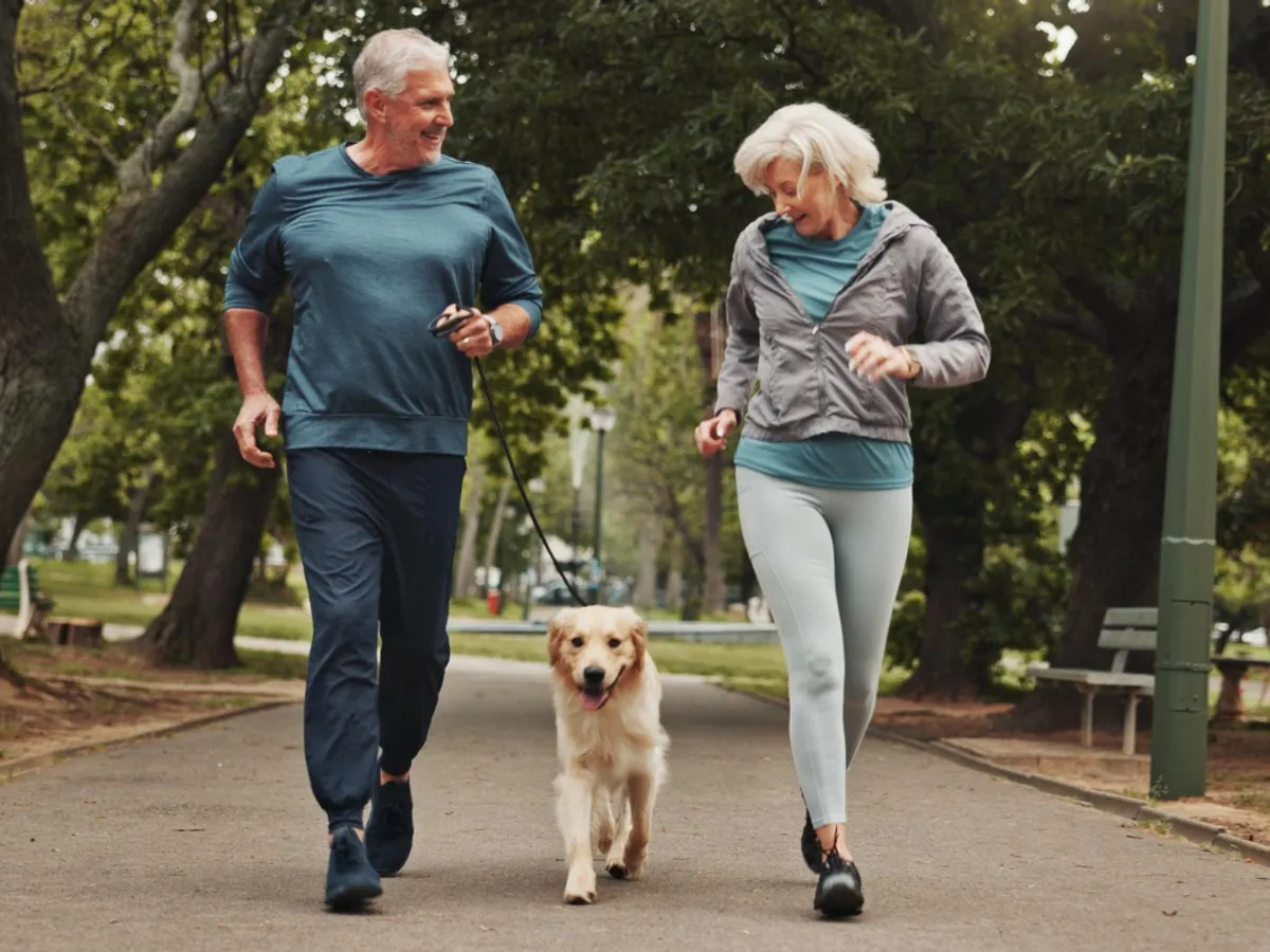 Pensionară la pensie în parc - Foto: Freepik
