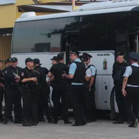 Ofițeri de poliție în apropiere de Novofedorovka, Crimeea, după exploziile de la baza Saki/foto: Profimedia Images