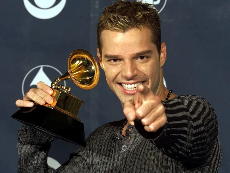 Faimosul cântăreț Ricky Martin, în 1999, cu Premiul Grammy câștigat - Foto: Profimedia Images