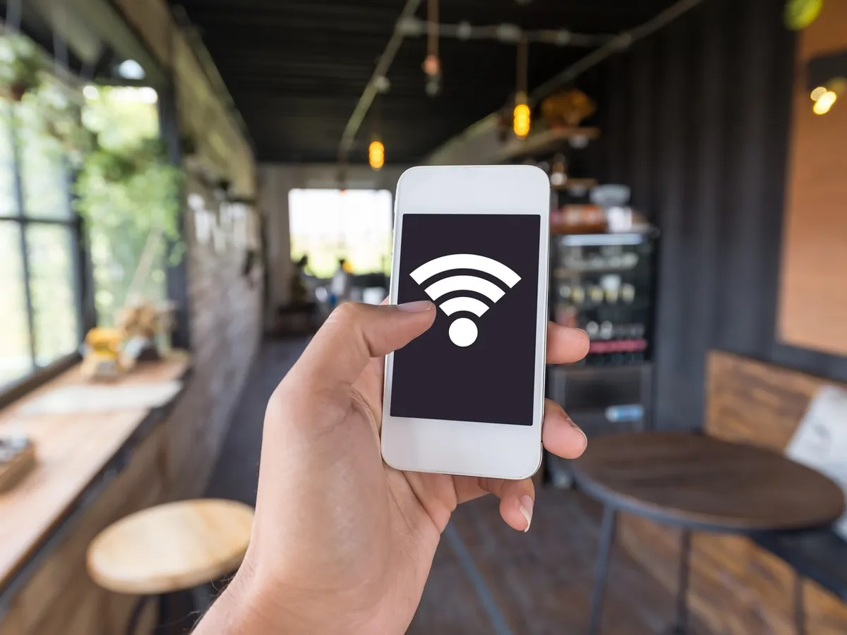 Pericolul ascuns al rețelelor Wi-Fi publice. Cum îți pot fi furate parolele și datele bancare în câteva minute