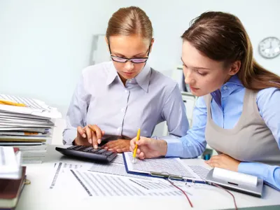 Femei de afaceri trecând în revistă cifre - Foto: Freepik/pressfoto
