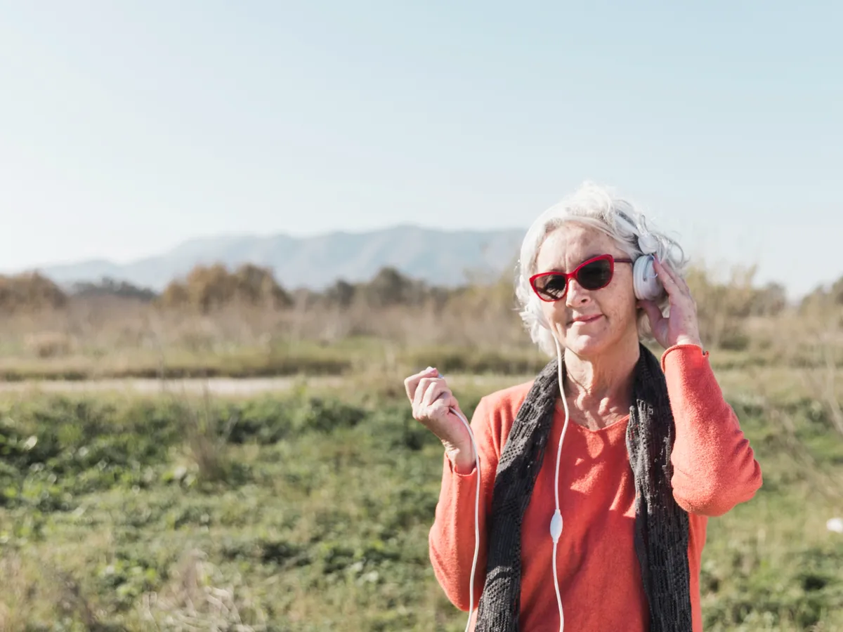 Pensionară ascultă muzică - Foto: Freepik