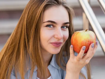 Ce schimbări apar în organism atunci când mănânci un măr în fiecare zi? Chiar ține doctorul departe? - Foto: Freepik (Imagine cu rol ilustrativ)
