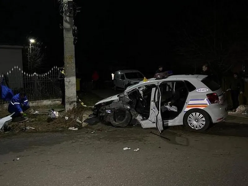 Un echipaj de poliție a intrat cu girofarul în stâlp. / Foto: news.ro