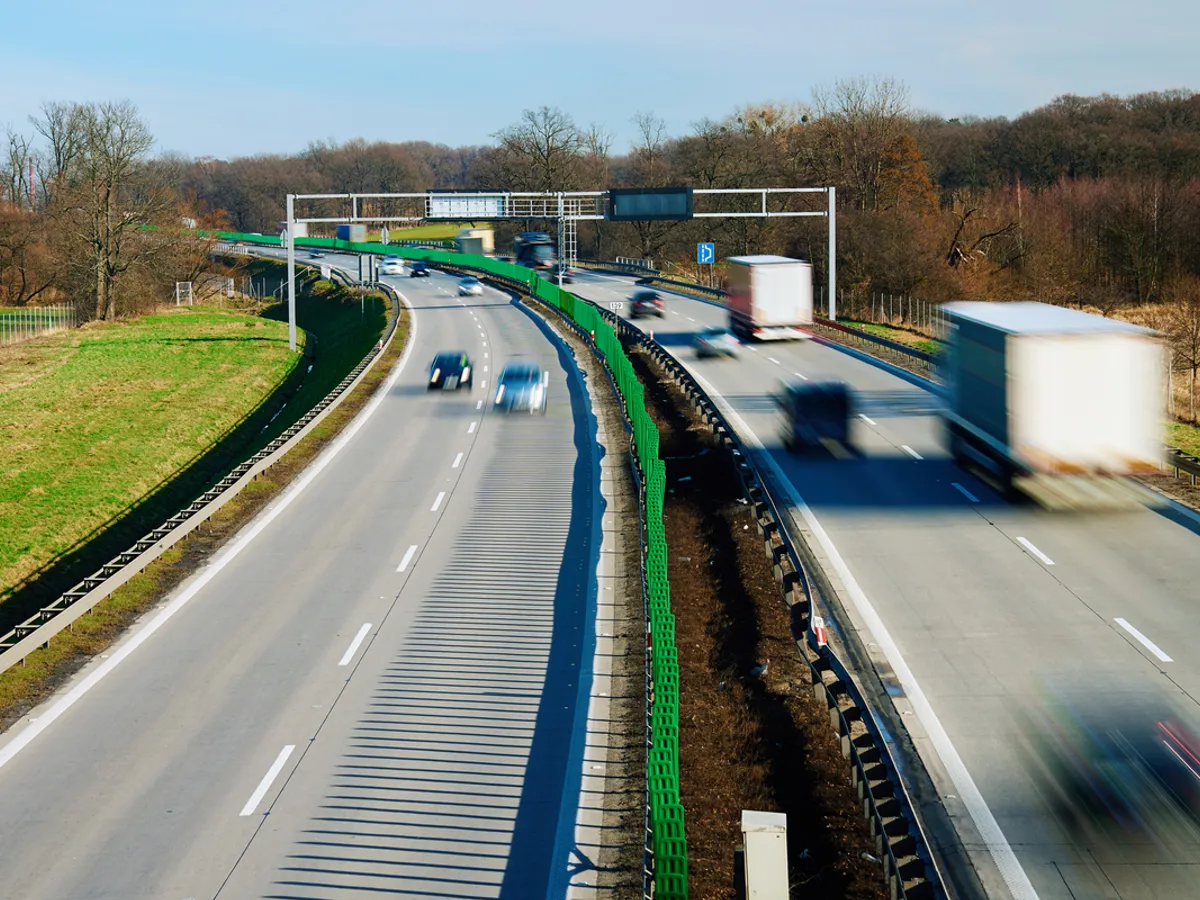 Camioanele și autobuzele, taxate la kilometru, în funcție drum și poluare, de la 1 octombrie. Tarifele TollRo - Foto: magnific.com (Imagine cu rol ilustrativ)
