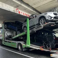 Un șofer român s-a înfipt cu TIR-ul plin cu BMW-uri noi într-un pod. Le-a „decapotat” - Foto: kleinezeitung.at