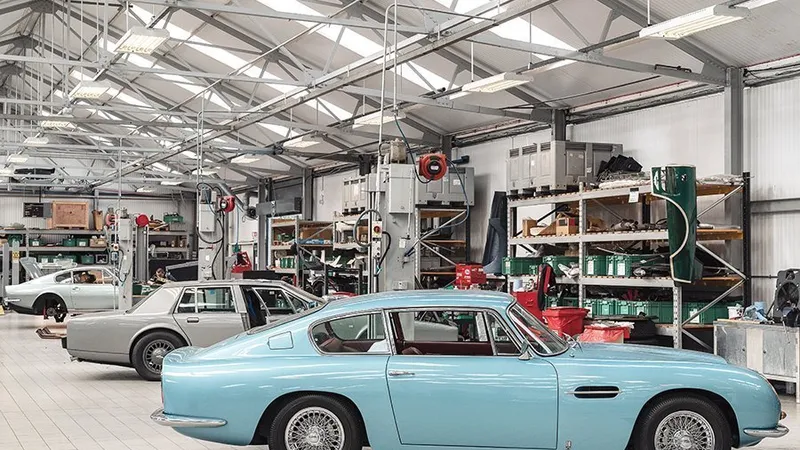 La Aston Martin Works se află cel mai important service și un centru second-hand.