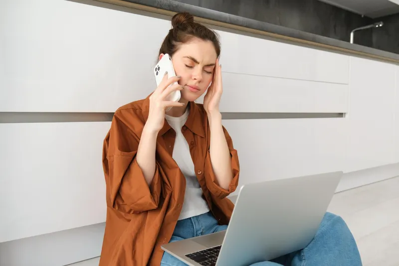 Femeie vorbeste la telefon - Foto: Freepik