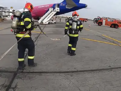 Exercițiu pe Aeroportul Otopeni: Pompierii au ”stins” o aeronavă în flăcări Foto: captură video