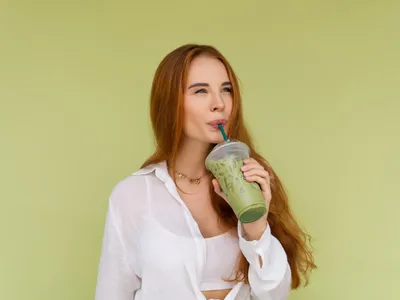 Femeie care bea matcha - Foto: Freepik (Imagine cu rol ilustrativ)