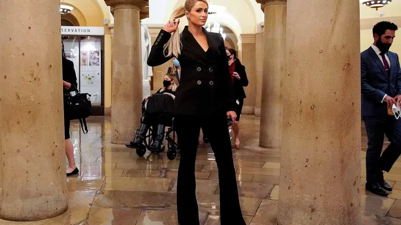 Paris Hilton mixează de Revelion în „metavers”, pe insula sa virtuală de pe Roblox. / Foto: agerpres.ro