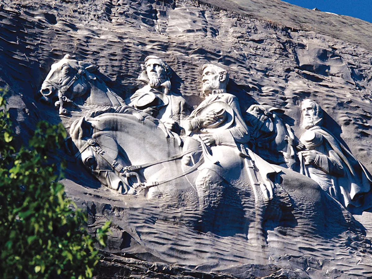 Basorelief înfățișându-i pe confederații Jefferson Davis, fost președinte, și doi generali, Robert E. Lee și Thomas „Stonewall“ Jackson