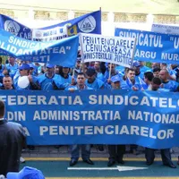 Polițiștii și angajații din penitenciare protestează în fața Ministerului Finanțelor/FOTO: Facebook/FSAND